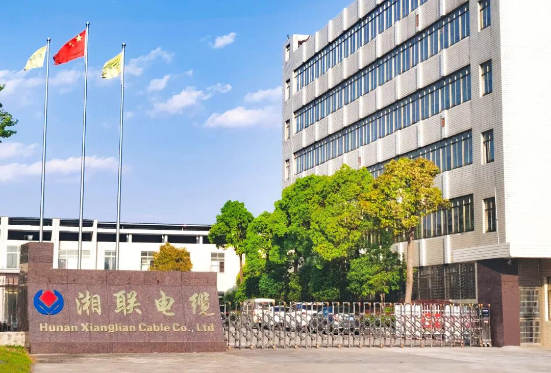 今日小雪，用一組湘聯(lián)小伙伴拍攝的美照來迎接廠區(qū)的冬天！